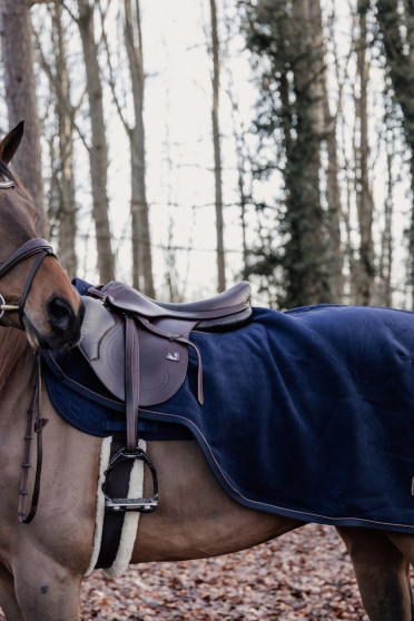 Kentucky Horsewear Riding Rug Heavy Fleece Navy, gemaakt van een kwaliteitsvolle fleece Kentucky Horsewear Riding Rug Heavy Fleece Navy, gemaakt van een kwaliteitsvolle fleece