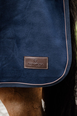 Kentucky Horsewear Riding Rug Heavy Fleece Navy, gemaakt van een kwaliteitsvolle fleece Kentucky Horsewear Riding Rug Heavy Fleece Navy, gemaakt van een kwaliteitsvolle fleece