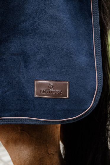 Kentucky Horsewear Riding Rug Heavy Fleece Navy, gemaakt van een kwaliteitsvolle fleece Kentucky Horsewear Riding Rug Heavy Fleece Navy, gemaakt van een kwaliteitsvolle fleece