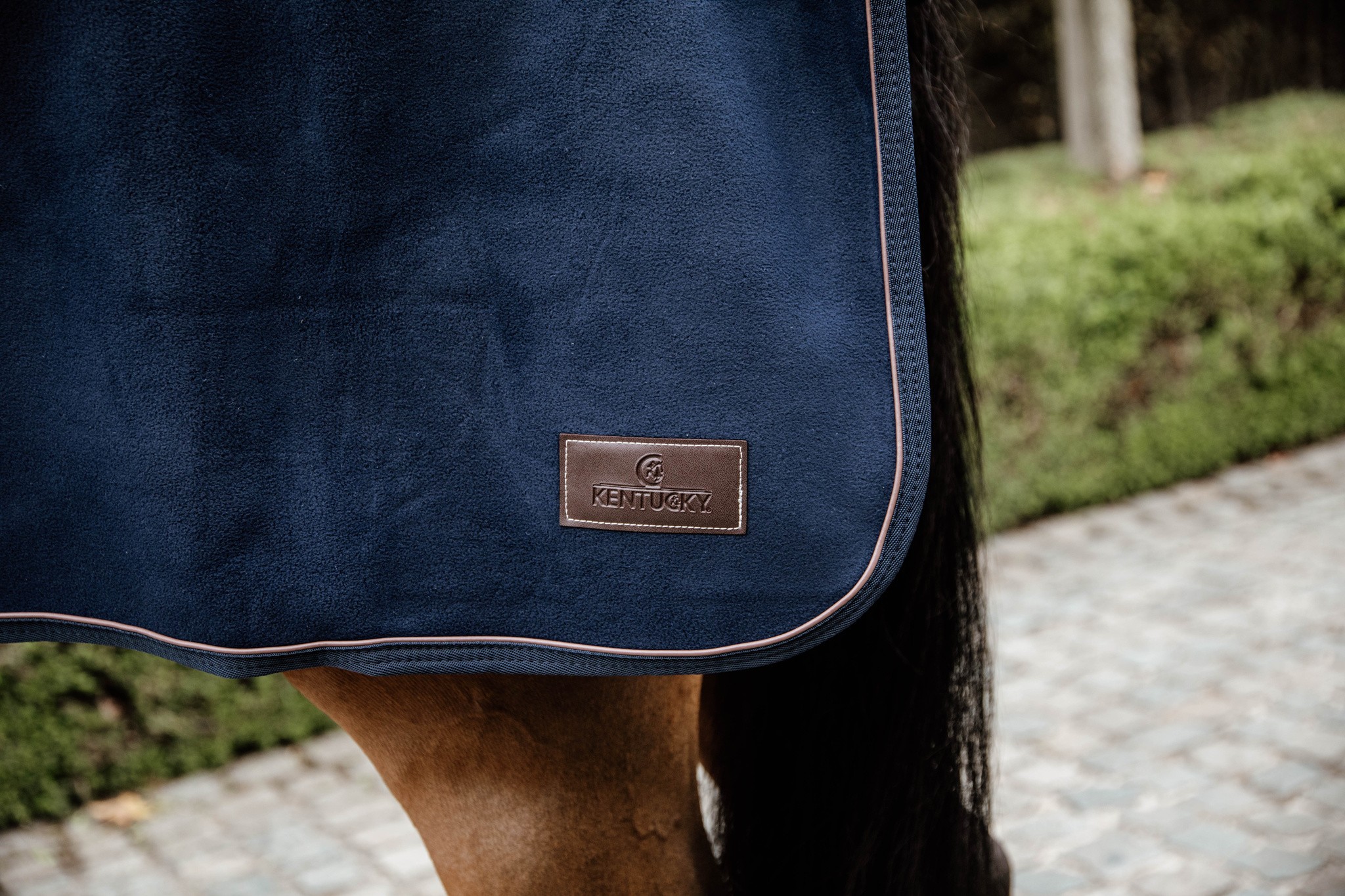 Kentucky Horsewear Riding Rug Heavy Fleece Navy, gemaakt van een kwaliteitsvolle fleece Kentucky Horsewear Riding Rug Heavy Fleece Navy, gemaakt van een kwaliteitsvolle fleece