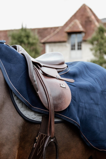 Kentucky Horsewear Riding Rug Heavy Fleece Navy, gemaakt van een kwaliteitsvolle fleece Kentucky Horsewear Riding Rug Heavy Fleece Navy, gemaakt van een kwaliteitsvolle fleece