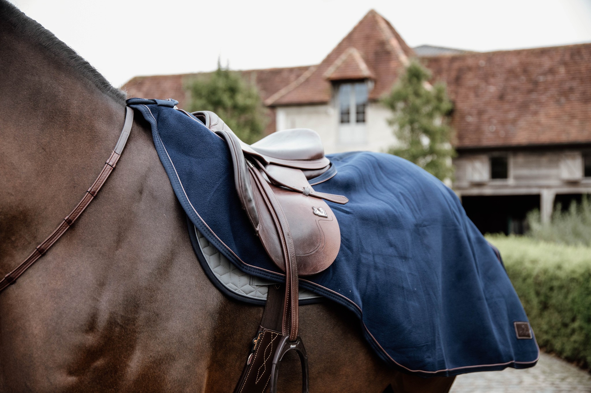 Kentucky Horsewear Riding Rug Heavy Fleece Navy, gemaakt van een kwaliteitsvolle fleece Kentucky Horsewear Riding Rug Heavy Fleece Navy, gemaakt van een kwaliteitsvolle fleece