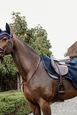 Kentucky Horsewear Riding Rug Heavy Fleece Navy, gemaakt van een kwaliteitsvolle fleece Kentucky Horsewear Riding Rug Heavy Fleece Navy, gemaakt van een kwaliteitsvolle fleece