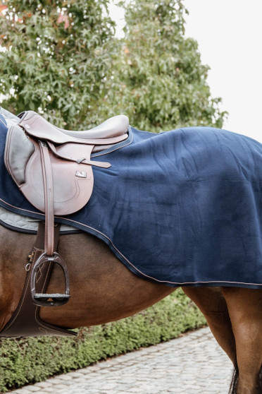 Kentucky Horsewear Riding Rug Heavy Fleece Navy, gemaakt van een kwaliteitsvolle fleece Kentucky Horsewear Riding Rug Heavy Fleece Navy, gemaakt van een kwaliteitsvolle fleece