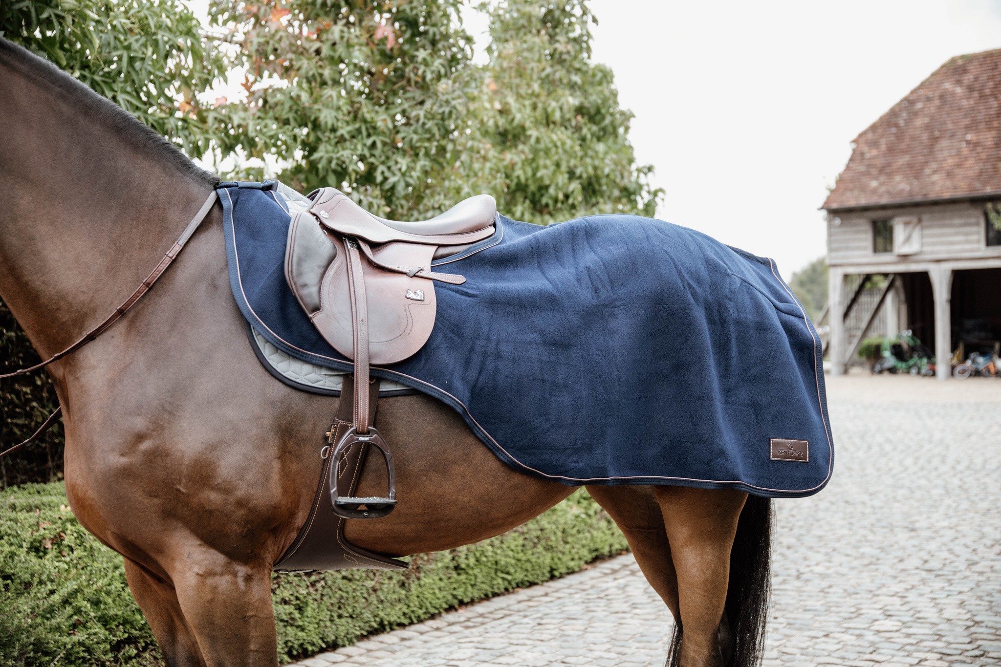 Kentucky Horsewear Riding Rug Heavy Fleece Navy, gemaakt van een kwaliteitsvolle fleece Kentucky Horsewear Riding Rug Heavy Fleece Navy, gemaakt van een kwaliteitsvolle fleece