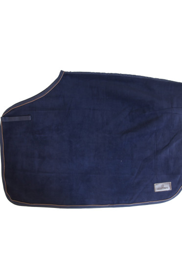 Kentucky Horsewear Quarter Rug Heavy Fleece Navy, de deken is gemaakt van de zelfde fleece stof als de heavy fleece Kentucky Horsewear Quarter Rug Heavy Fleece Navy, de deken is gemaakt van de zelfde fleece stof als de heavy fleece