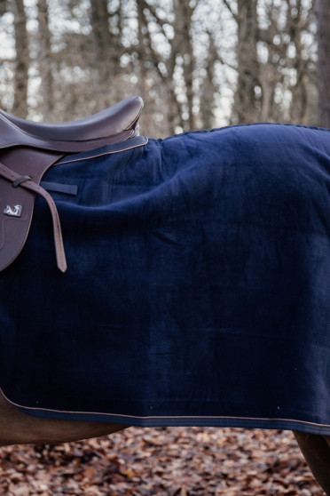 Kentucky Horsewear Quarter Rug Heavy Fleece Navy, de deken is gemaakt van de zelfde fleece stof als de heavy fleece Kentucky Horsewear Quarter Rug Heavy Fleece Navy, de deken is gemaakt van de zelfde fleece stof als de heavy fleece