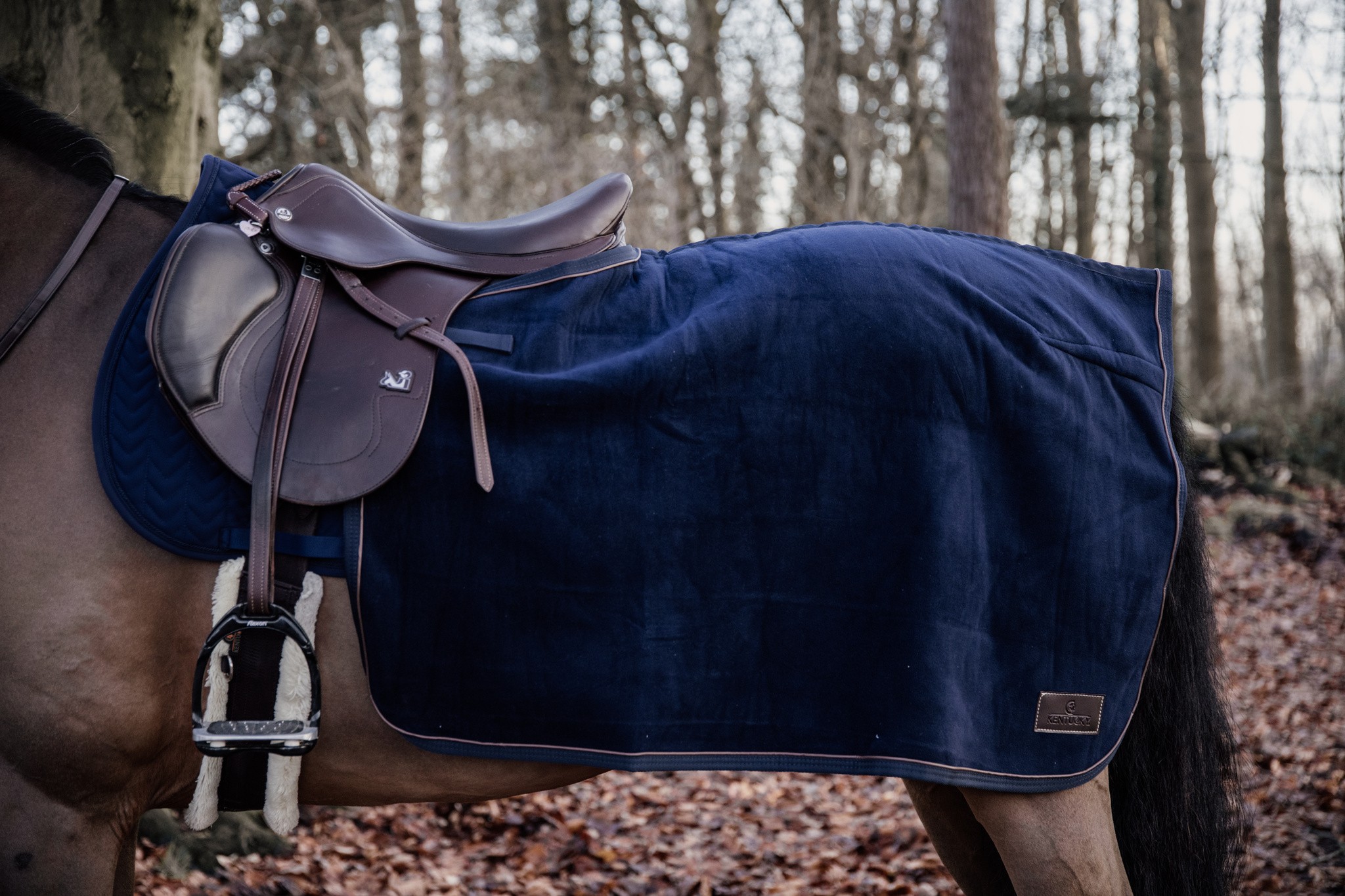 Kentucky Horsewear Quarter Rug Heavy Fleece Navy, de deken is gemaakt van de zelfde fleece stof als de heavy fleece Kentucky Horsewear Quarter Rug Heavy Fleece Navy, de deken is gemaakt van de zelfde fleece stof als de heavy fleece