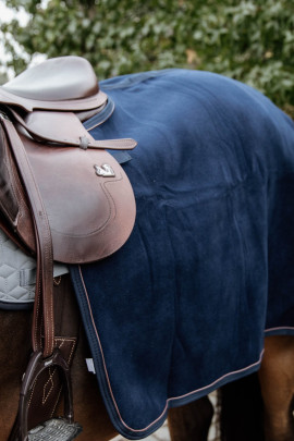 Kentucky Horsewear Quarter Rug Heavy Fleece Navy, de deken is gemaakt van de zelfde fleece stof als de heavy fleece Kentucky Horsewear Quarter Rug Heavy Fleece Navy, de deken is gemaakt van de zelfde fleece stof als de heavy fleece