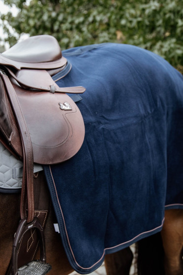 Kentucky Horsewear Quarter Rug Heavy Fleece Navy, de deken is gemaakt van de zelfde fleece stof als de heavy fleece Kentucky Horsewear Quarter Rug Heavy Fleece Navy, de deken is gemaakt van de zelfde fleece stof als de heavy fleece