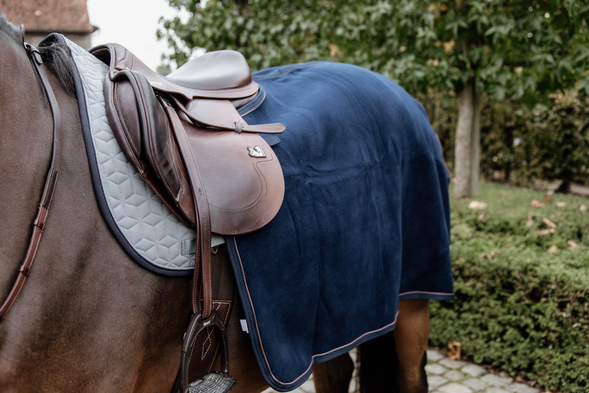 Kentucky Horsewear Quarter Rug Heavy Fleece Navy, de deken is gemaakt van de zelfde fleece stof als de heavy fleece Kentucky Horsewear Quarter Rug Heavy Fleece Navy, de deken is gemaakt van de zelfde fleece stof als de heavy fleece