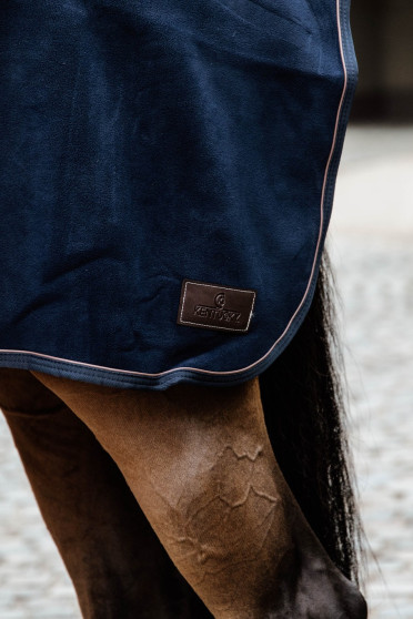 Kentucky Horsewear Quarter Rug Heavy Fleece Navy, de deken is gemaakt van de zelfde fleece stof als de heavy fleece Kentucky Horsewear Quarter Rug Heavy Fleece Navy, de deken is gemaakt van de zelfde fleece stof als de heavy fleece