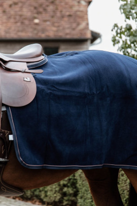 Kentucky Horsewear Quarter Rug Heavy Fleece Navy, de deken is gemaakt van de zelfde fleece stof als de heavy fleece Kentucky Horsewear Quarter Rug Heavy Fleece Navy, de deken is gemaakt van de zelfde fleece stof als de heavy fleece