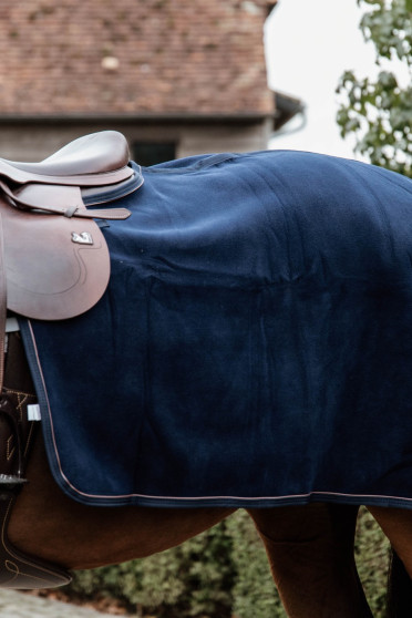 Kentucky Horsewear Quarter Rug Heavy Fleece Navy, de deken is gemaakt van de zelfde fleece stof als de heavy fleece Kentucky Horsewear Quarter Rug Heavy Fleece Navy, de deken is gemaakt van de zelfde fleece stof als de heavy fleece