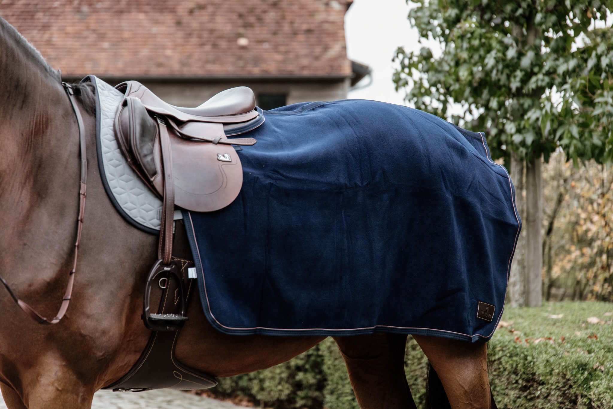 Kentucky Horsewear Quarter Rug Heavy Fleece Navy, de deken is gemaakt van de zelfde fleece stof als de heavy fleece Kentucky Horsewear Quarter Rug Heavy Fleece Navy, de deken is gemaakt van de zelfde fleece stof als de heavy fleece