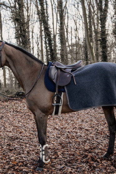 Quarter Rug Heavy Fleece Grey De deken is gemaakt uit dezelfde stof als dat van onze populaire Fleece Rug Heavy