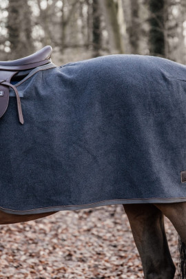 Quarter Rug Heavy Fleece Grey De deken is gemaakt uit dezelfde stof als dat van onze populaire Fleece Rug Heavy