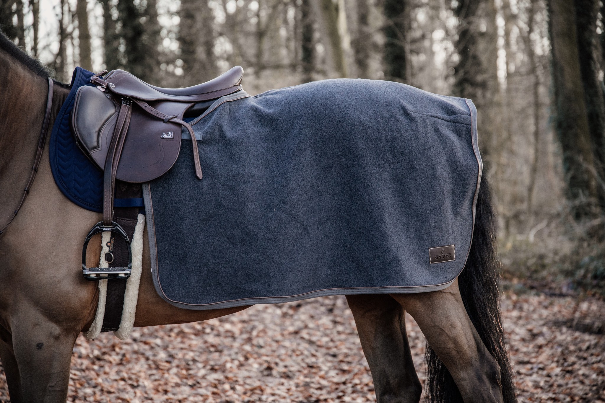 Quarter Rug Heavy Fleece Grey De deken is gemaakt uit dezelfde stof als dat van onze populaire Fleece Rug Heavy