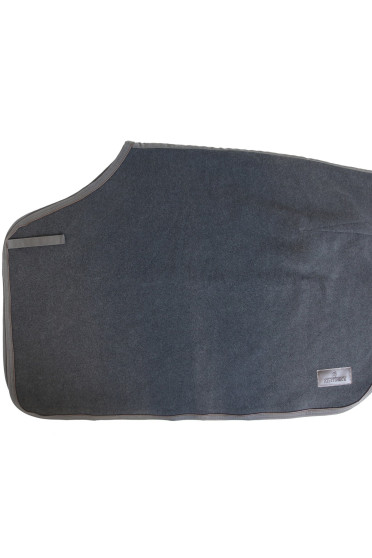 Quarter Rug Heavy Fleece Grey De deken is gemaakt uit dezelfde stof als dat van onze populaire Fleece Rug Heavy