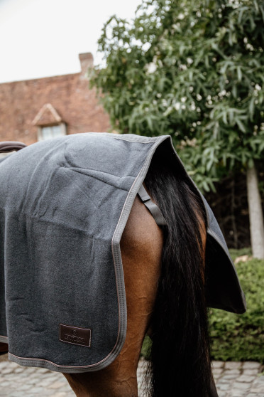 Quarter Rug Heavy Fleece Grey De deken is gemaakt uit dezelfde stof als dat van onze populaire Fleece Rug Heavy