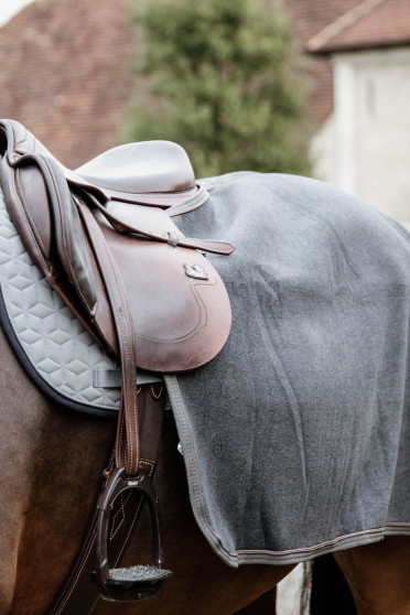 Quarter Rug Heavy Fleece Grey De deken is gemaakt uit dezelfde stof als dat van onze populaire Fleece Rug Heavy