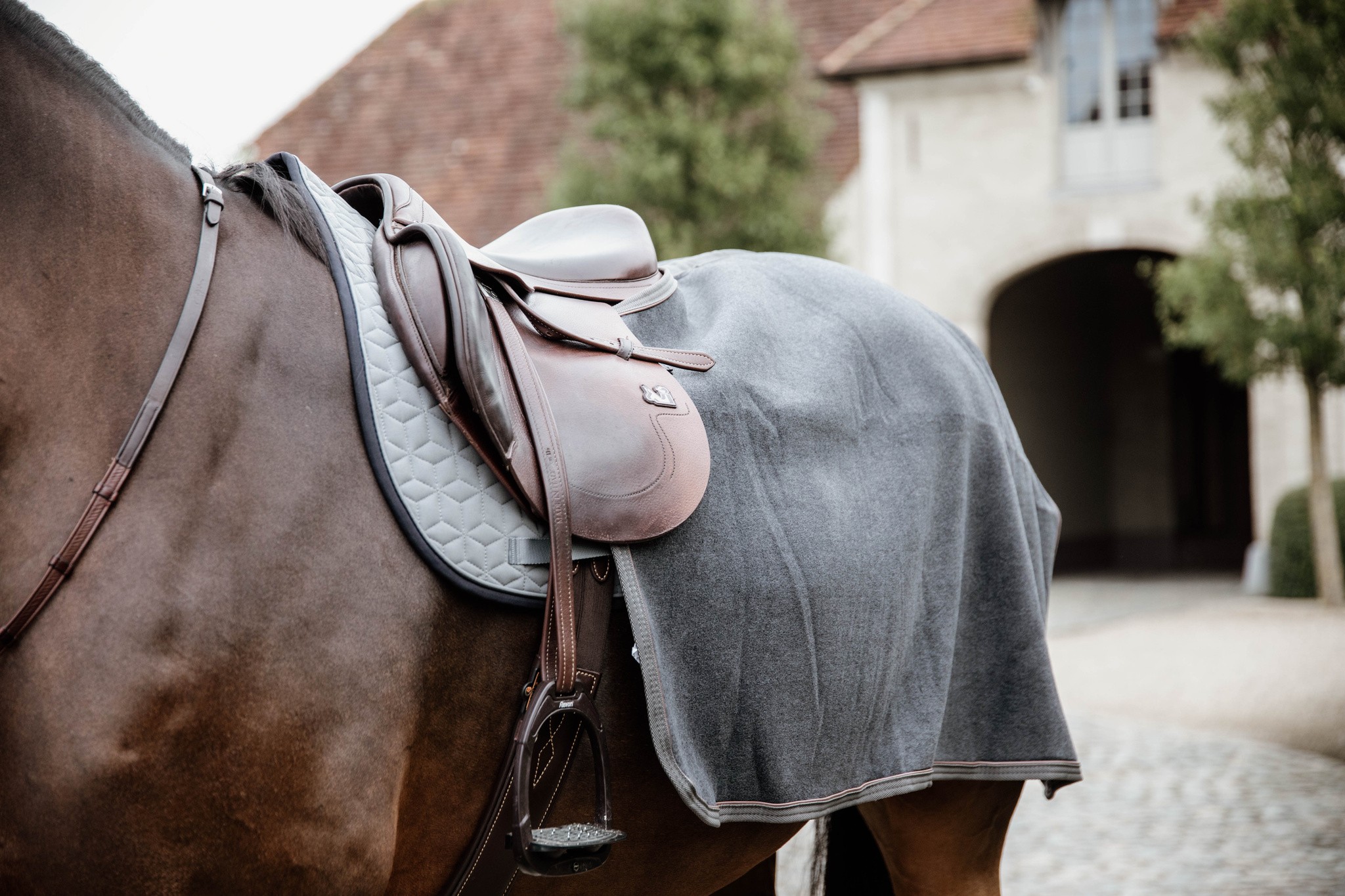 Quarter Rug Heavy Fleece Grey De deken is gemaakt uit dezelfde stof als dat van onze populaire Fleece Rug Heavy