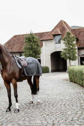 Quarter Rug Heavy Fleece Grey De deken is gemaakt uit dezelfde stof als dat van onze populaire Fleece Rug Heavy