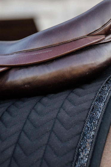 Kentucky Zadeldoek Glitter Stone Dressage in de kleuren blauw en zwart Kentucky Zadeldoek Glitter Stone Dressage in de kleuren blauw en zwart
