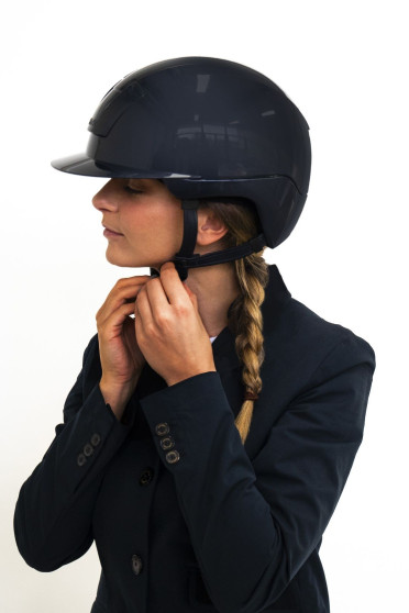 KASK Kooki, een cap die geen concessies doet aan de veiligheid! leverbaar Glossy zwart en blauw KASK Kooki, een cap die geen concessies doet aan de veiligheid! leverbaar Glossy zwart en blauw