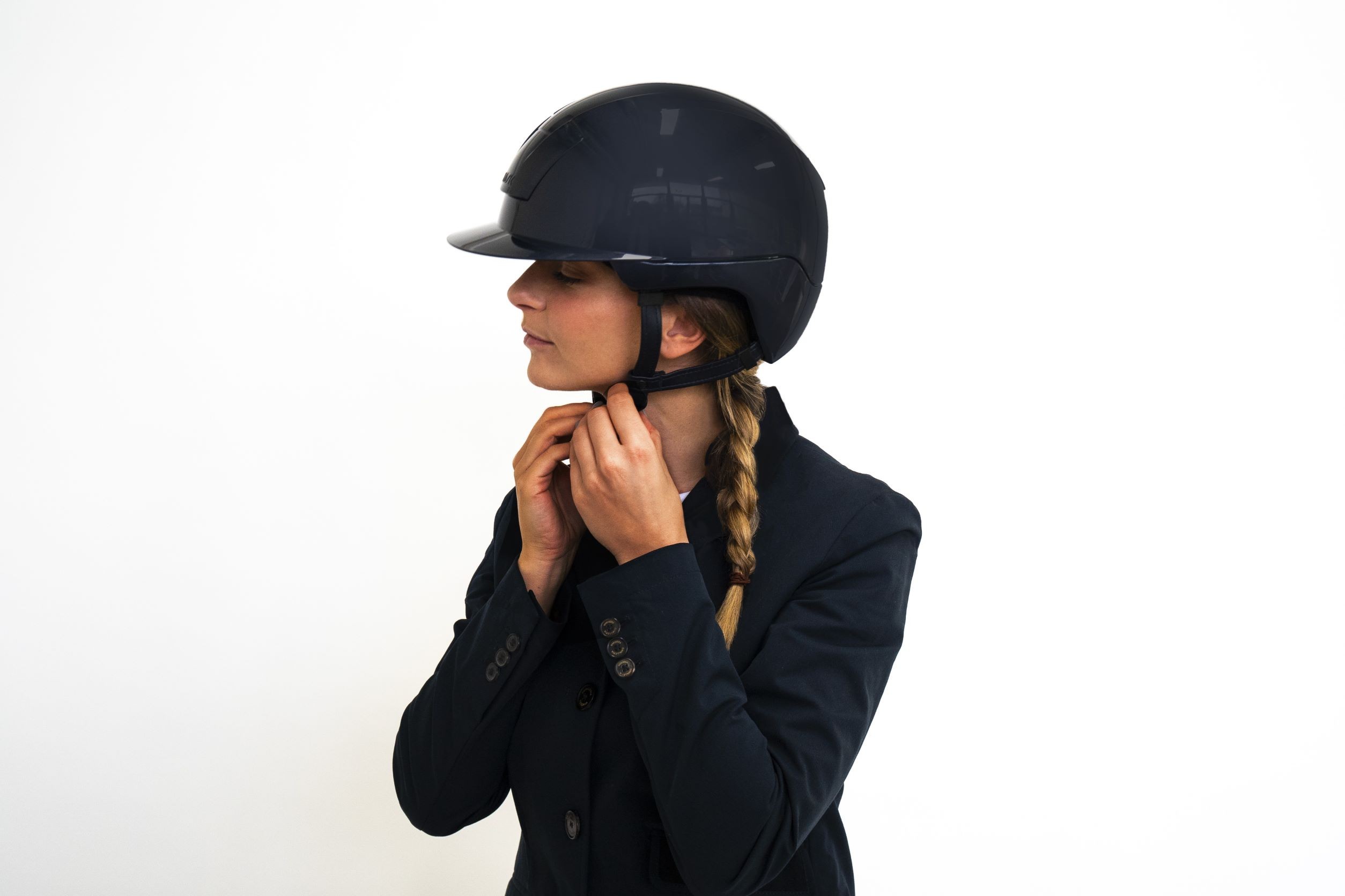 KASK Kooki, een cap die geen concessies doet aan de veiligheid! leverbaar Glossy zwart en blauw KASK Kooki, een cap die geen concessies doet aan de veiligheid! leverbaar Glossy zwart en blauw