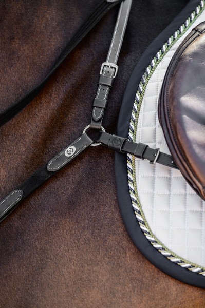 PS Of Sweden Breastplate Melbourne, de slimme Snap It-haken maken het niet nodig om de teugels te openen PS Of Sweden Breastplate Melbourne, de slimme Snap It-haken maken het niet nodig om de teugels te openen