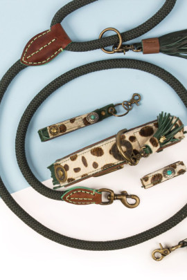 DWAM Ivy Halsband Met Armbandje , in een prachtige print van tijgerpatroon. DWAM Ivy Halsband Met Armbandje , in een prachtige print van tijgerpatroon.