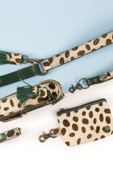 DWAM Ivy Halsband Met Armbandje , in een prachtige print van tijgerpatroon. DWAM Ivy Halsband Met Armbandje , in een prachtige print van tijgerpatroon.