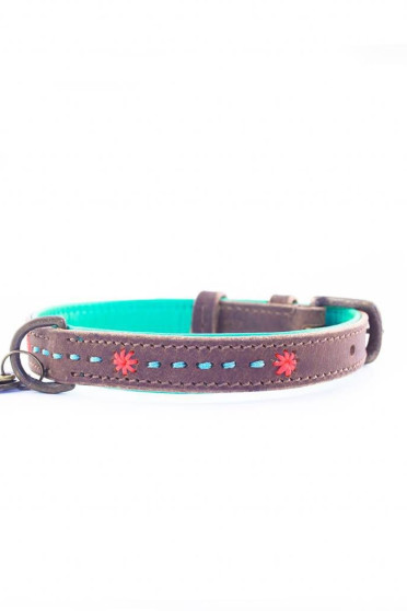 The Dog with a mission collar Joplin is made with beautiful orange details that are firmly sewn into the leather The Dog with a mission collar Joplin is made with beautiful orange details that are firmly sewn into the leather