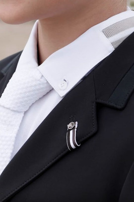 Pikeur Jongens Wedstrijdjasje Ivo zwart, perfect pasvorm voor jongens waarbij de heren maat net te groot is. Pikeur Jongens Wedstrijdjasje Ivo zwart, perfect pasvorm voor jongens waarbij de heren maat net te groot is.