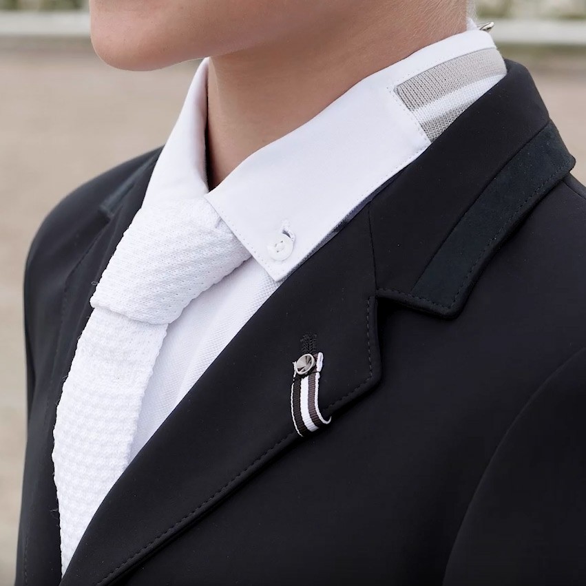 Pikeur Jongens Wedstrijdjasje Ivo zwart, perfect pasvorm voor jongens waarbij de heren maat net te groot is. Pikeur Jongens Wedstrijdjasje Ivo zwart, perfect pasvorm voor jongens waarbij de heren maat net te groot is.