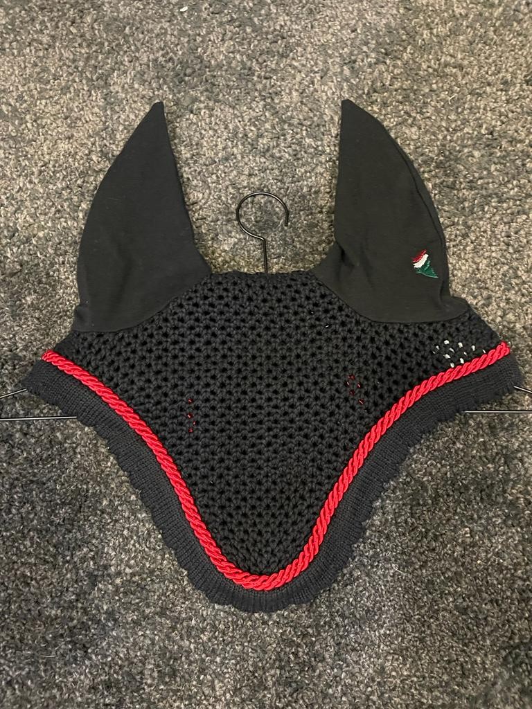 Equiline Oornetje U Kim Gepersonaliseerd Zwart - Rood Equiline Oornetje U Kim Gepersonaliseerd Zwart - Rood