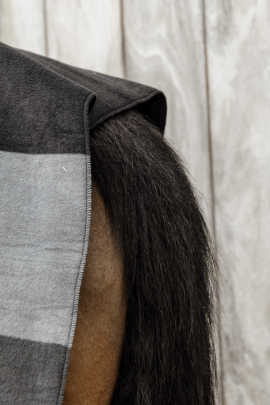 Kentucky Horsewear Fleecedeken Heavy Square Stripes Zwart - Grijs 210 x 200 Kentucky Horsewear Fleecedeken Heavy Square Stripes Zwart - Grijs 210 x 200