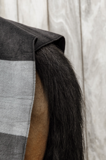 Kentucky Horsewear Fleecedeken Heavy Square Stripes Zwart - Grijs 210 x 200 Kentucky Horsewear Fleecedeken Heavy Square Stripes Zwart - Grijs 210 x 200