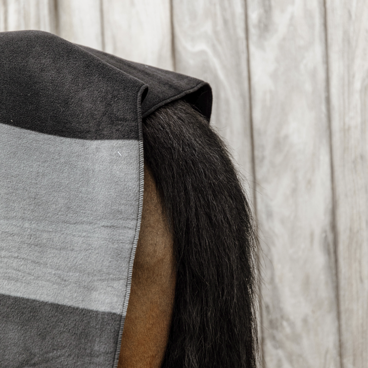 Kentucky Horsewear Fleecedeken Heavy Square Stripes Zwart - Grijs 210 x 200 Kentucky Horsewear Fleecedeken Heavy Square Stripes Zwart - Grijs 210 x 200