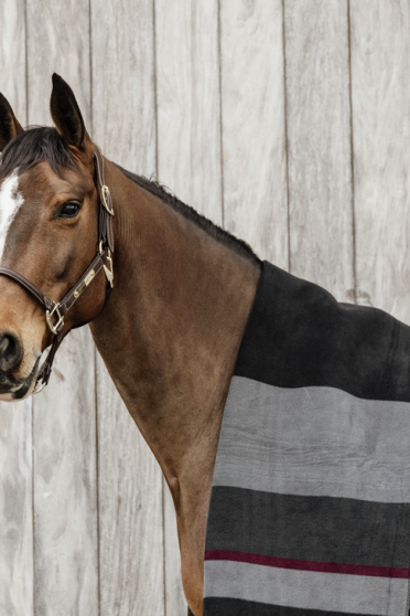 Kentucky Horsewear Fleecedeken Heavy Square Stripes Zwart - Grijs 210 x 200 Kentucky Horsewear Fleecedeken Heavy Square Stripes Zwart - Grijs 210 x 200