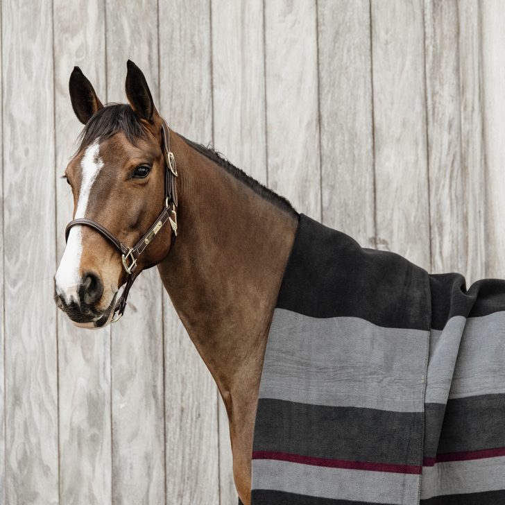 Kentucky Horsewear Fleecedeken Heavy Square Stripes Zwart - Grijs 210 x 200 Kentucky Horsewear Fleecedeken Heavy Square Stripes Zwart - Grijs 210 x 200