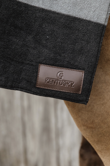 Kentucky Horsewear Fleecedeken Heavy Square Stripes Zwart - Grijs 210 x 200 Kentucky Horsewear Fleecedeken Heavy Square Stripes Zwart - Grijs 210 x 200