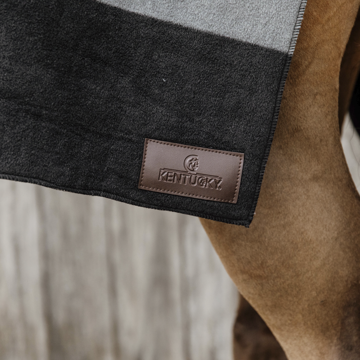 Kentucky Horsewear Fleecedeken Heavy Square Stripes Zwart - Grijs 210 x 200 Kentucky Horsewear Fleecedeken Heavy Square Stripes Zwart - Grijs 210 x 200