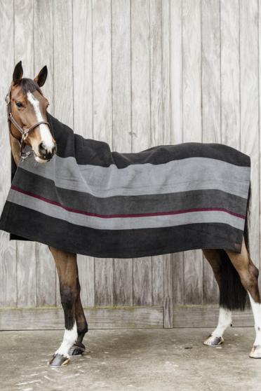 Kentucky Horsewear Fleecedeken Heavy Square Stripes Zwart - Grijs 210 x 200 Kentucky Horsewear Fleecedeken Heavy Square Stripes Zwart - Grijs 210 x 200