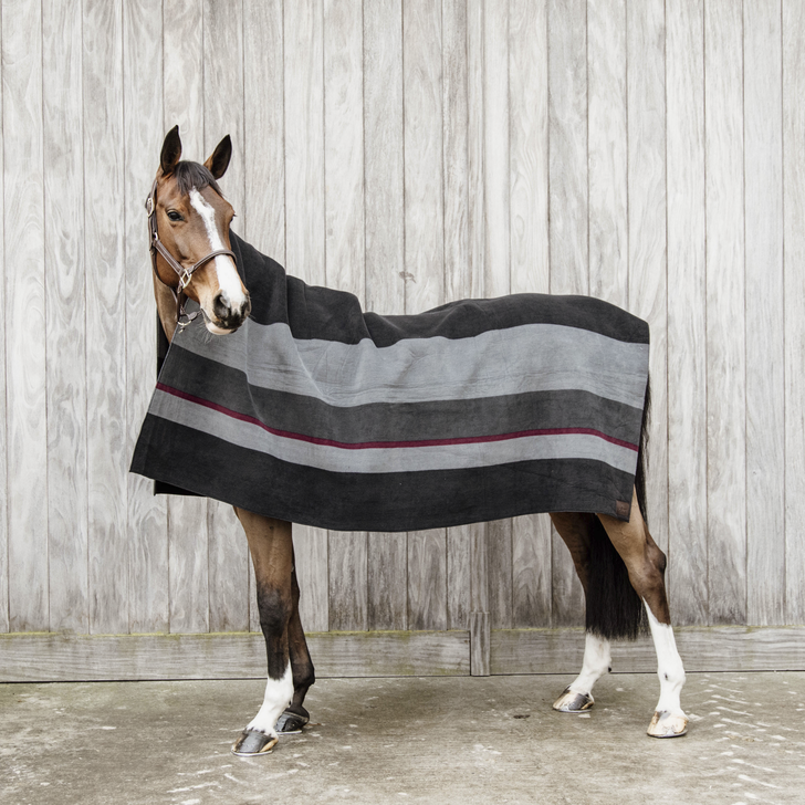 Kentucky Horsewear Fleecedeken Heavy Square Stripes Zwart - Grijs 210 x 200 Kentucky Horsewear Fleecedeken Heavy Square Stripes Zwart - Grijs 210 x 200