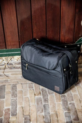 Een Zwarte Poetsset van het merk Kentucky deze tas heeft 7 borstels, leuk om Cadeau te geven. Een Zwarte Poetsset van het merk Kentucky deze tas heeft 7 borstels, leuk om Cadeau te geven.