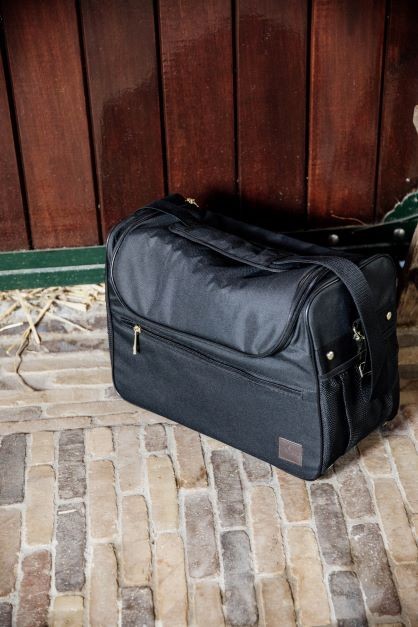 Een Zwarte Poetsset van het merk Kentucky deze tas heeft 7 borstels, leuk om Cadeau te geven. Een Zwarte Poetsset van het merk Kentucky deze tas heeft 7 borstels, leuk om Cadeau te geven.