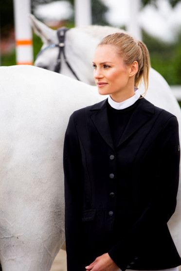 Pikeur Dames Wedstrijdjasje Isalie in de kleur zwart, ook verkrijgbaar in lengte maten Pikeur Dames Wedstrijdjasje Isalie in de kleur zwart, ook verkrijgbaar in lengte maten