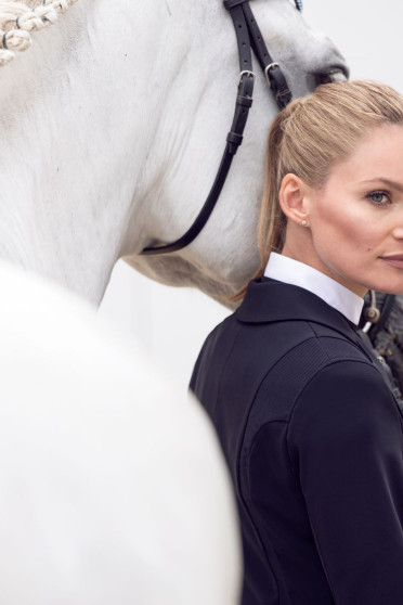 Pikeur Dames Wedstrijdjasje Isalie in de kleur zwart, ook verkrijgbaar in lengte maten Pikeur Dames Wedstrijdjasje Isalie in de kleur zwart, ook verkrijgbaar in lengte maten